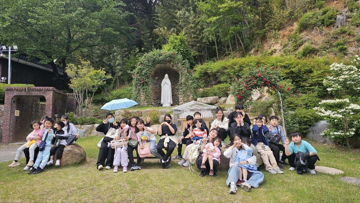 5월10 일 동항과엠마오가는길  언양성당.jpg