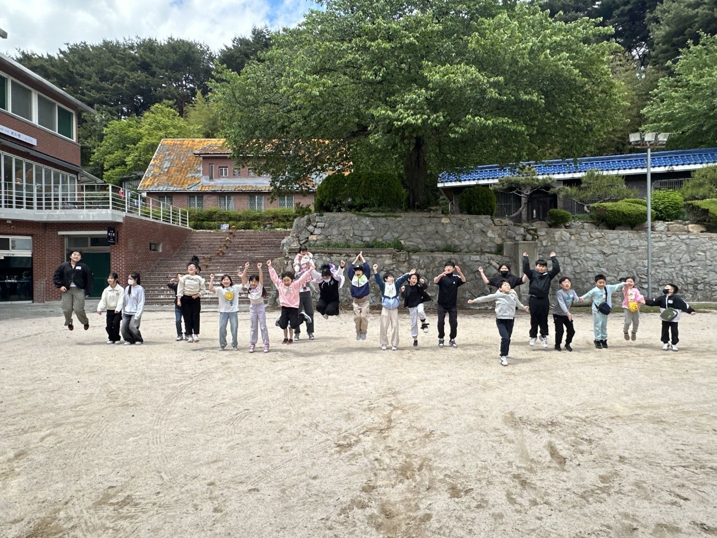 5월10일 동항과 엠마오가는길 언양성당.jpg