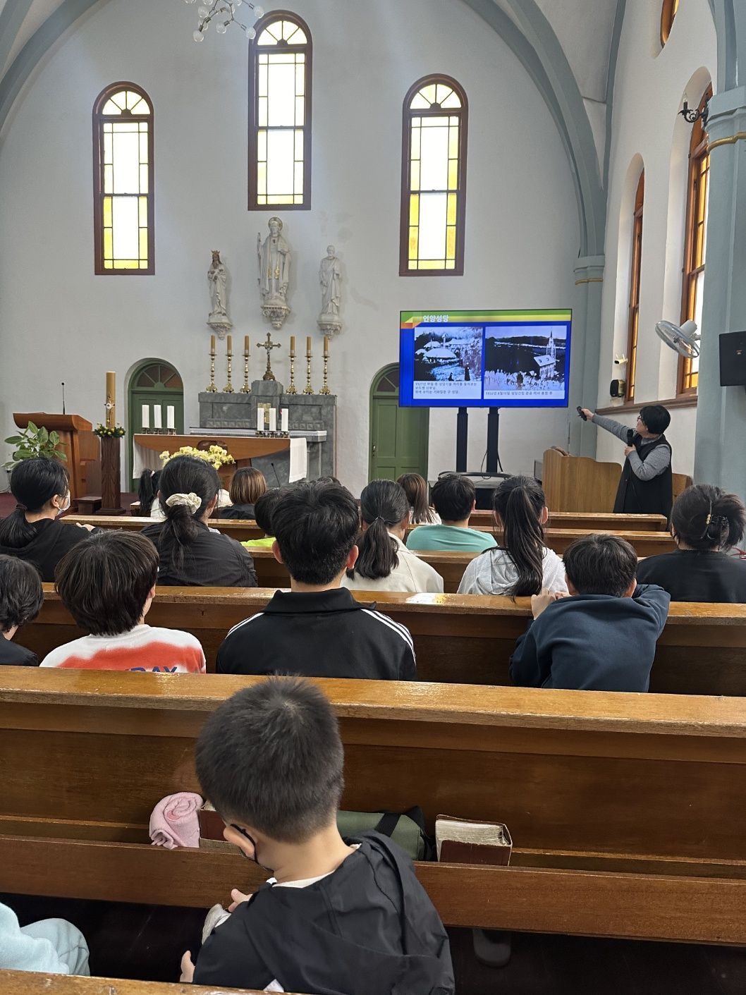 5월 10 일 동항과엠마오가는길 언양성당.jpg