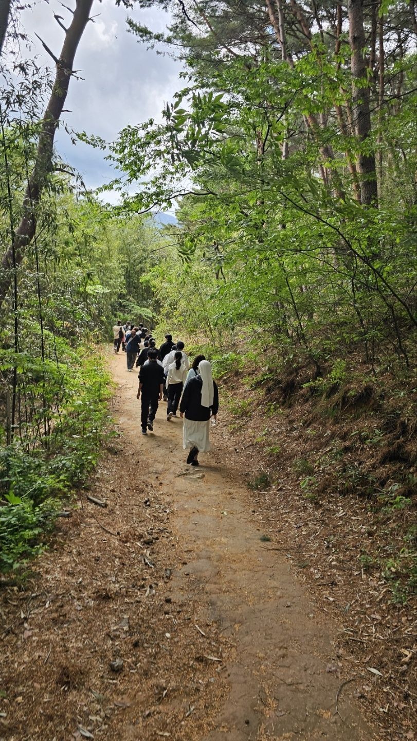 5월10 일 동항과 엠마오가는길 언양성당.jpg