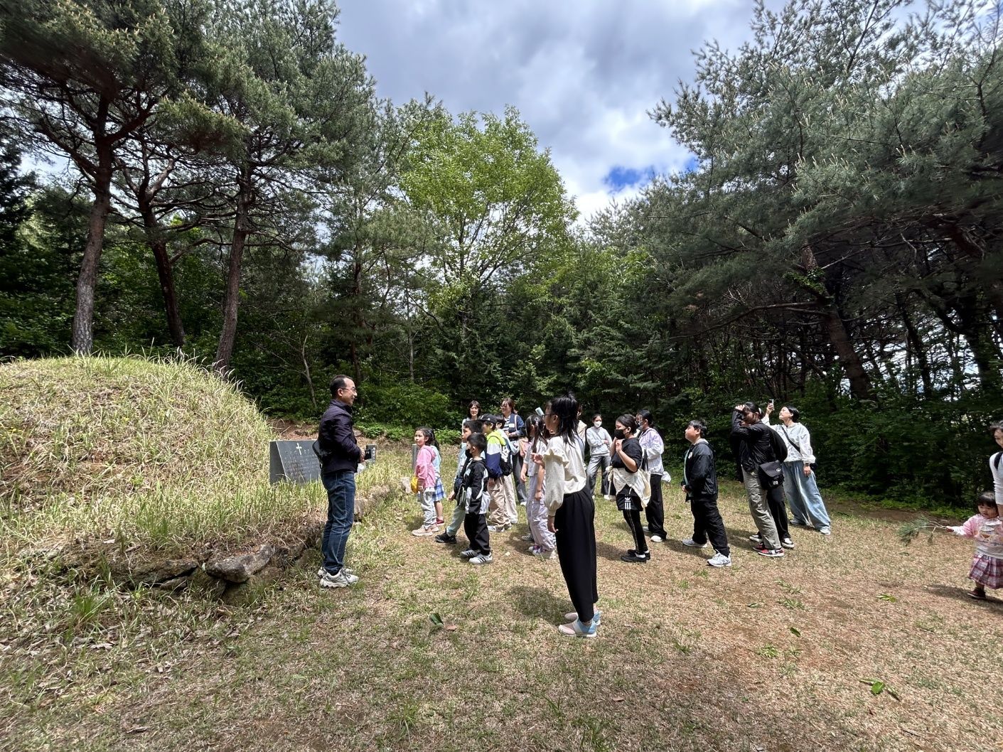 5월10 일 동항과엠마오가는길 언양성당.jpg