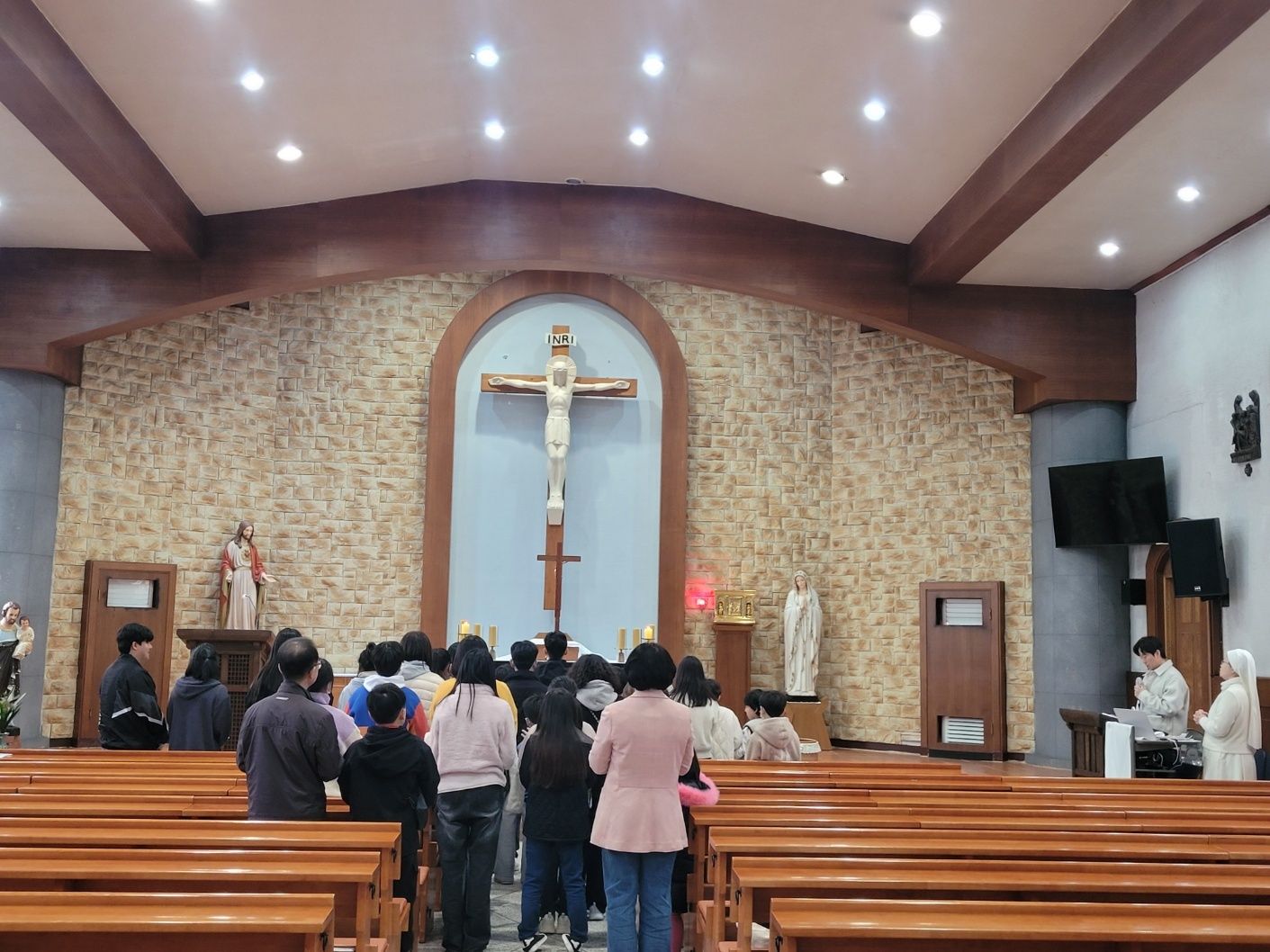 3월29일동항방문 십자가의길 미사참여.jpg