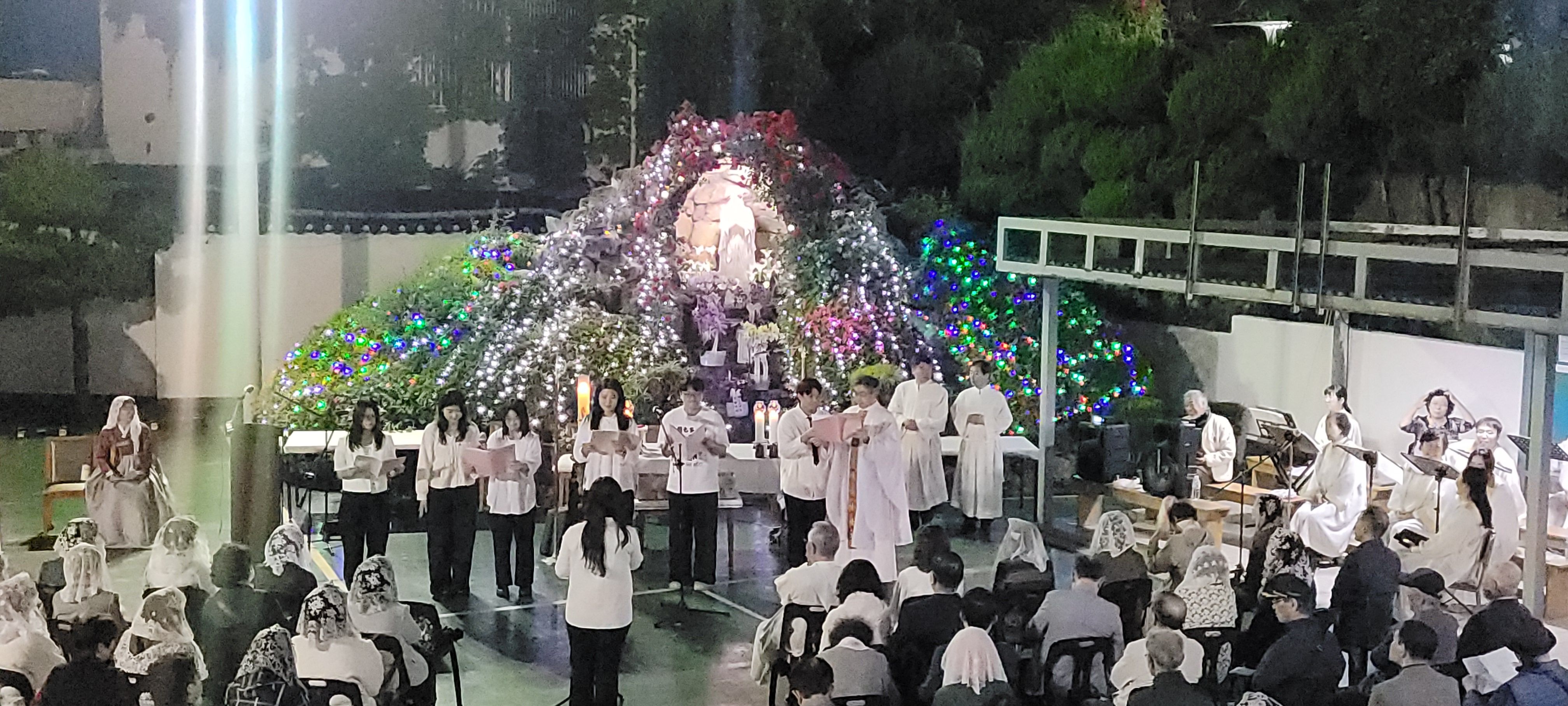 청년회  25 년 5월22일 성모의밤 공연.jpg