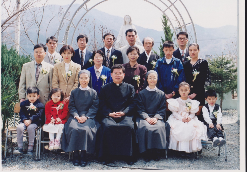 19970329 제4회 영세식(주영돈 토마 신부님).jpg