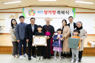 20221209성가정축복장수여식158 복사_resize.jpg