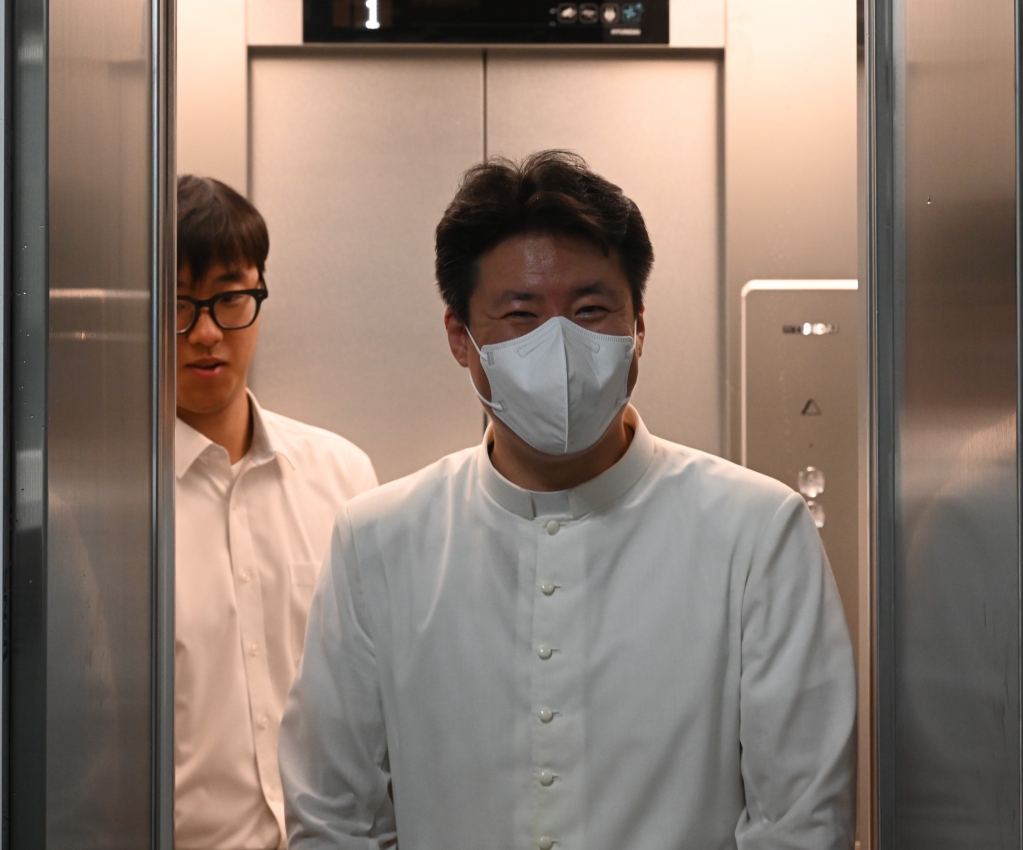 2024년7월7일엘리베이터축복식신부님 - 복사본.JPG