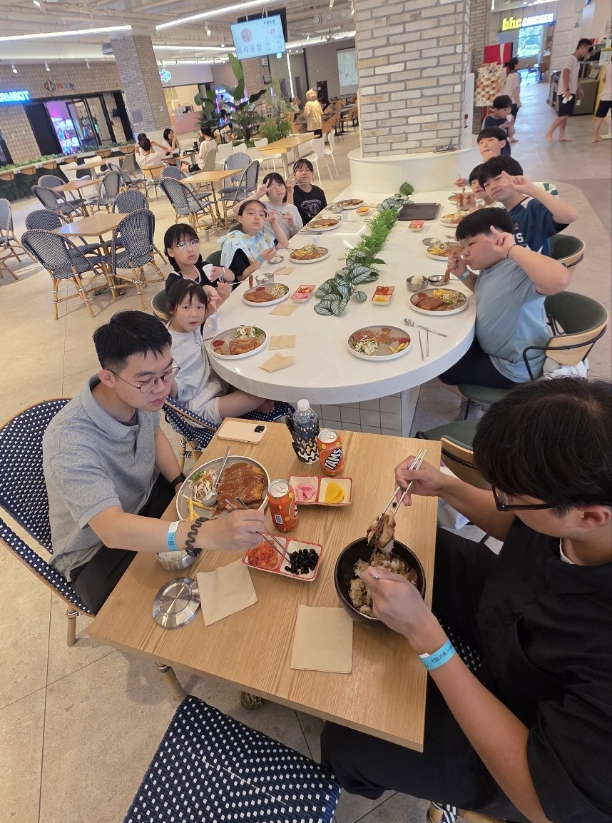 2025년7월26일-초등부물놀이식사.jpg