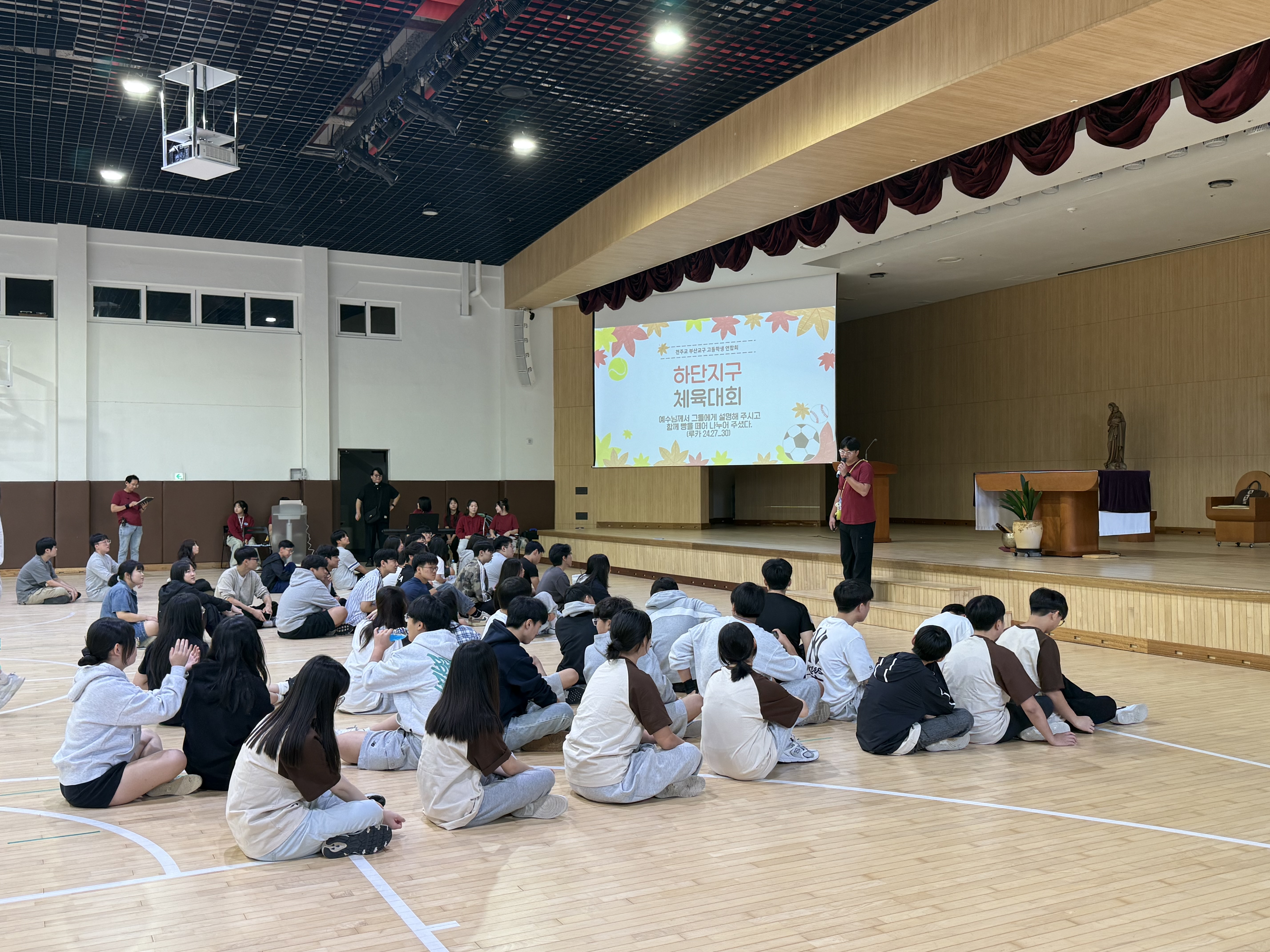 2025년10월11일-중고등부체육대회인사1.jpg