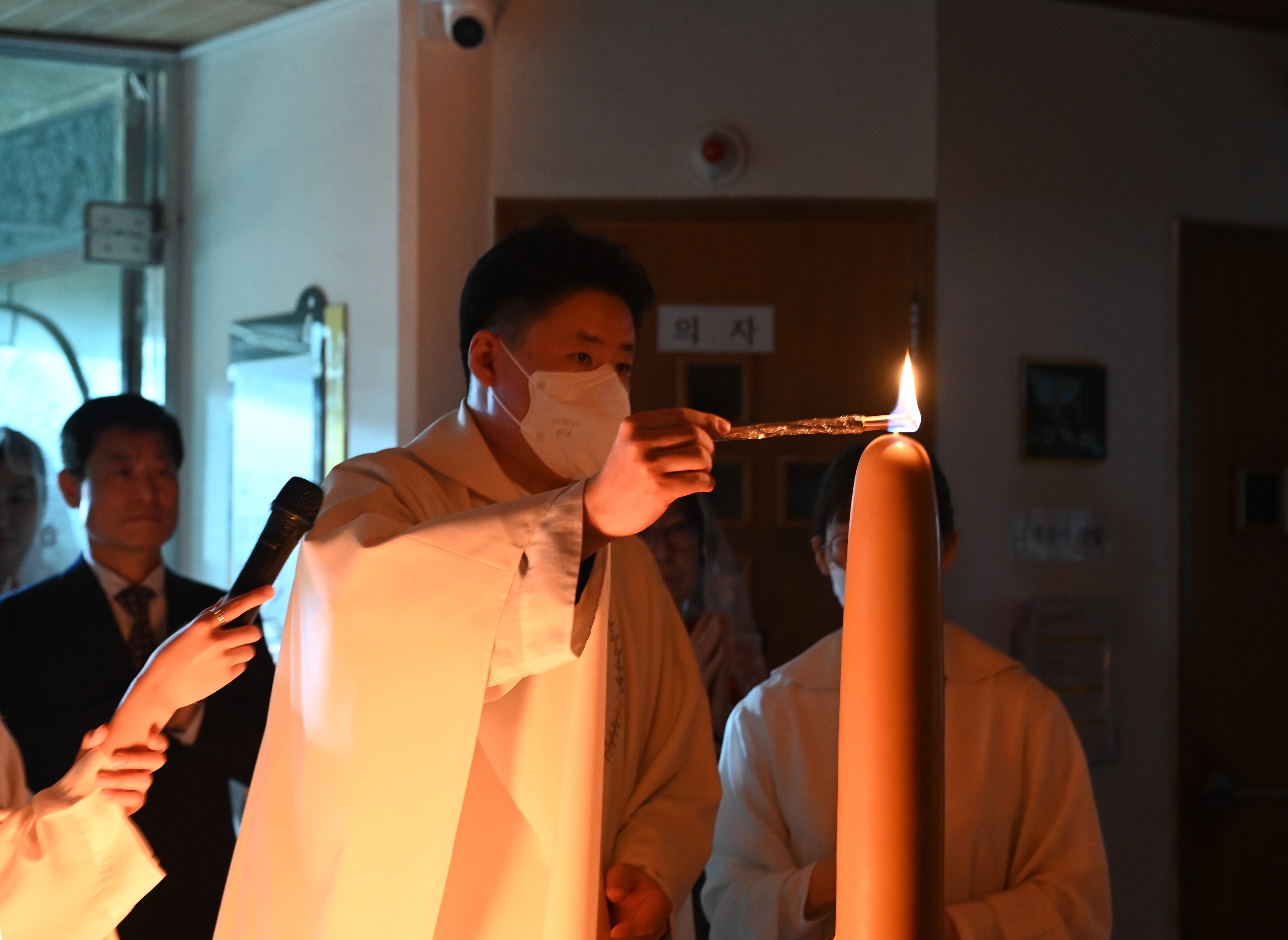 2025년 4월19일-부활성야미사1부빛의예식점화중요.JPG