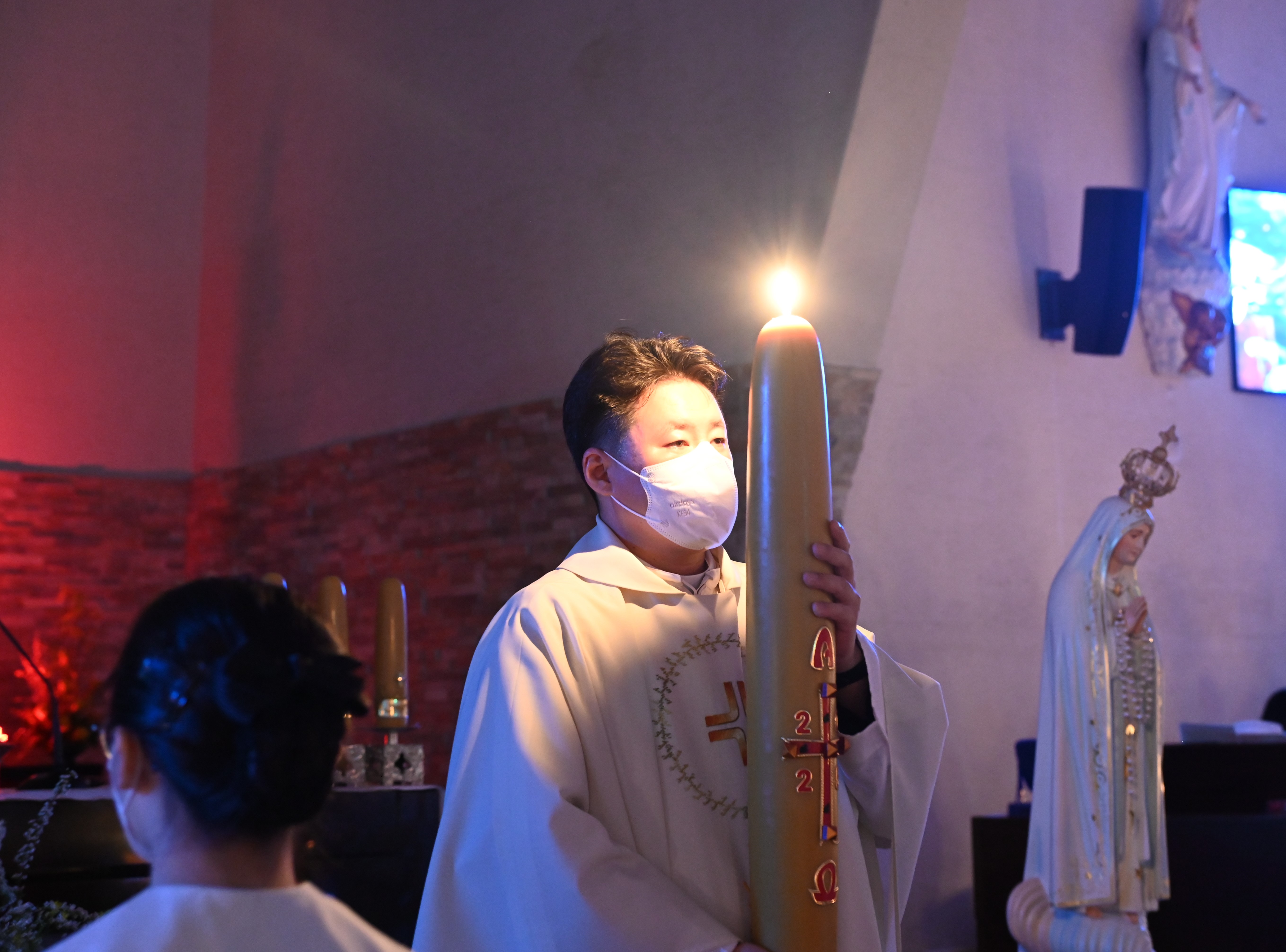 2025년 4월19일-부활성야미사1부빛의예식중요.JPG