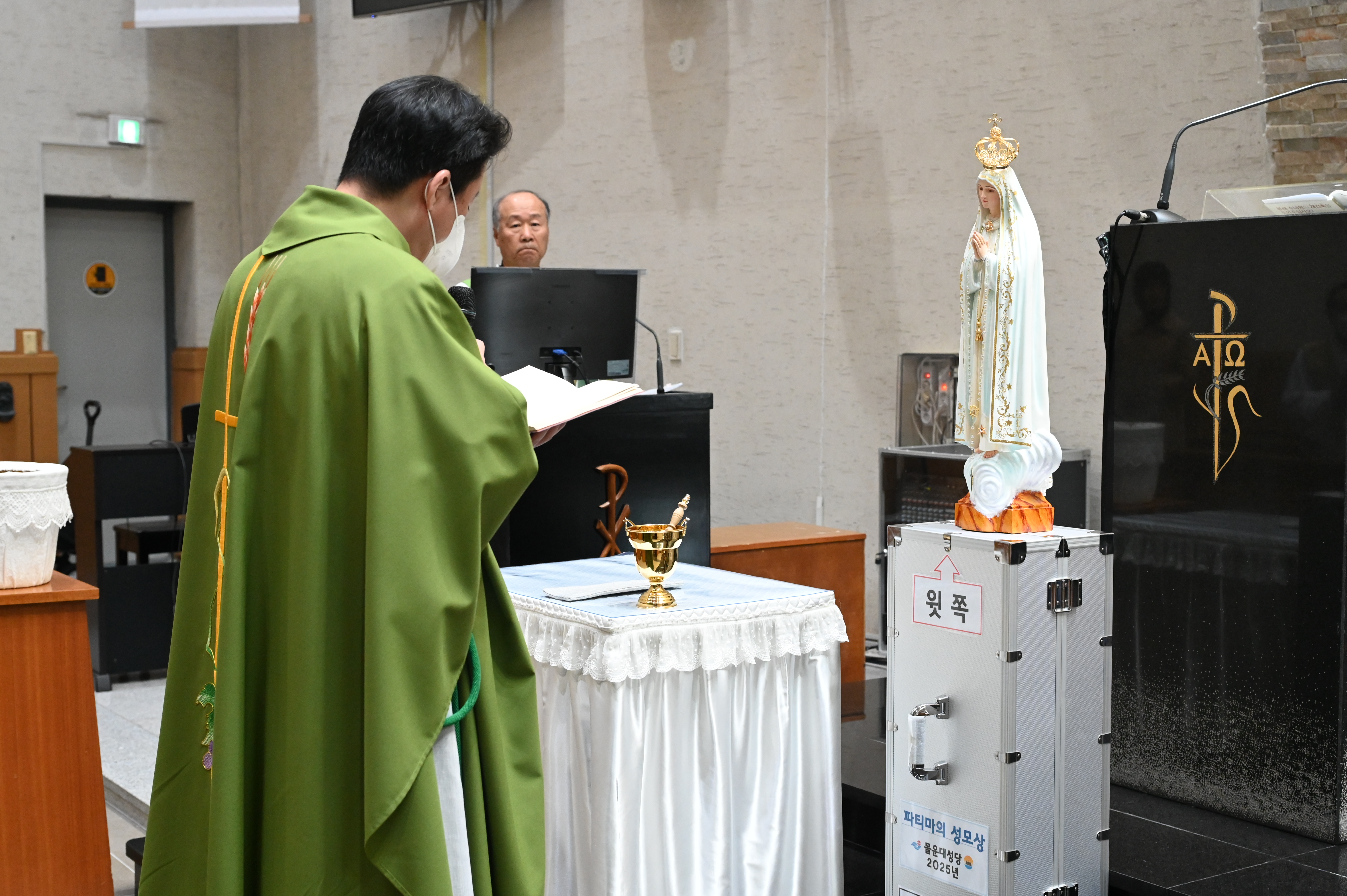 2025년 2월16일-파티마성모상축복식신부님1.JPG