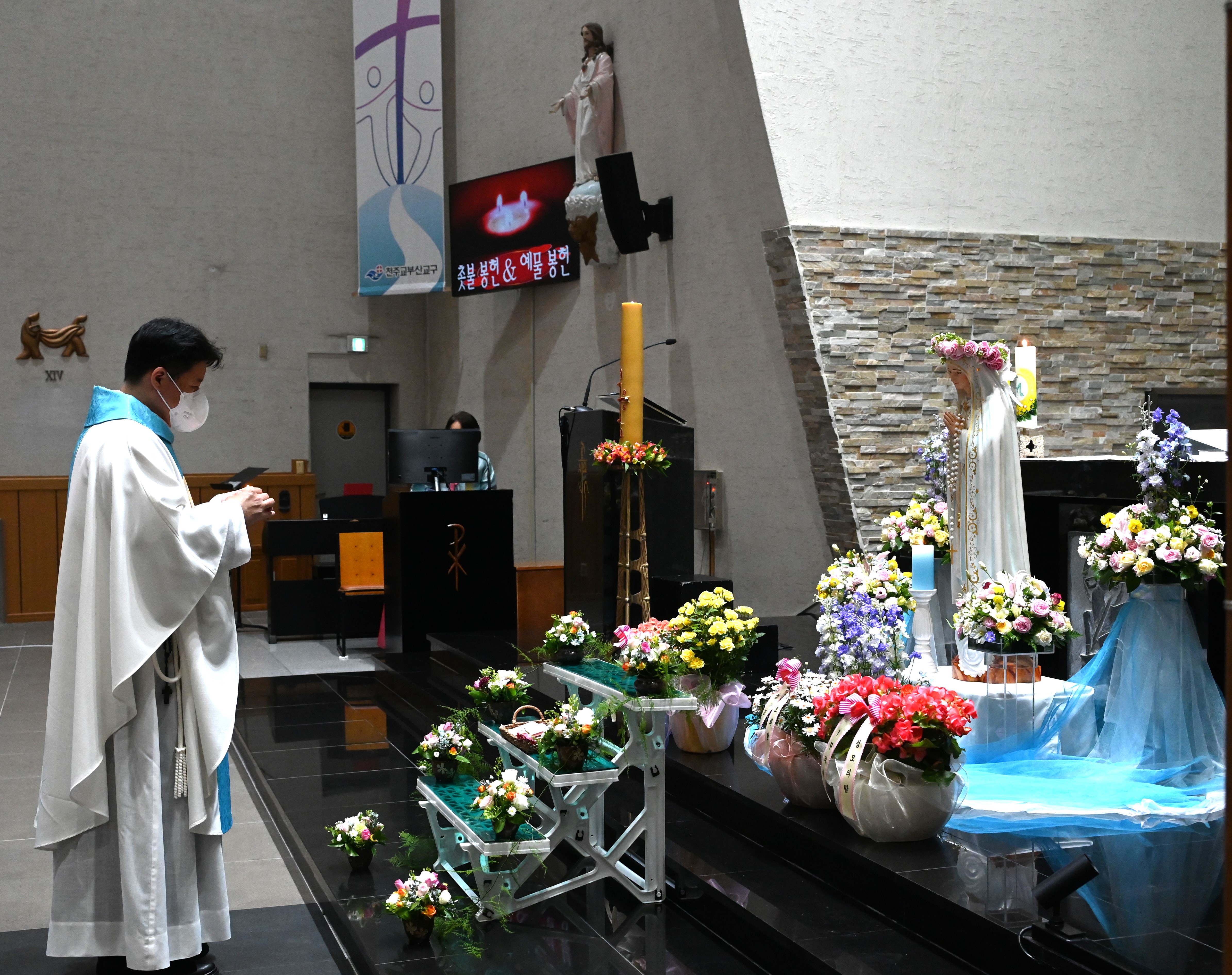 2025년5월2일-성모의밤초봉헌신부님.JPG