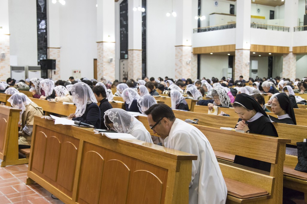 2017-04-14 20-50-06주님수난성금요일_중앙_005.jpg