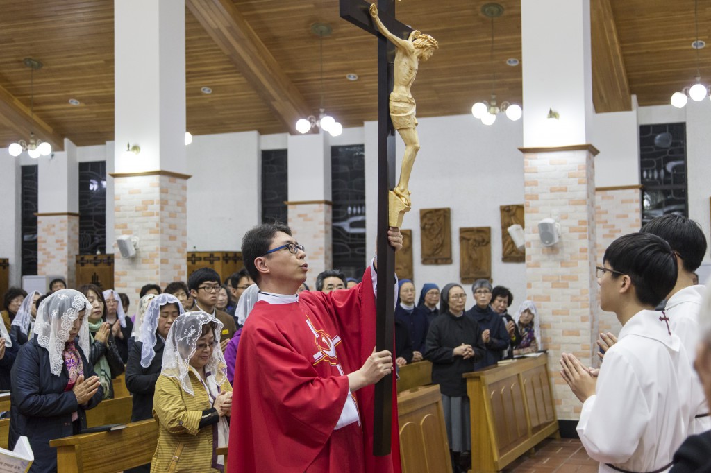 2017-04-14 21-07-46주님수난성금요일_중앙_007.jpg