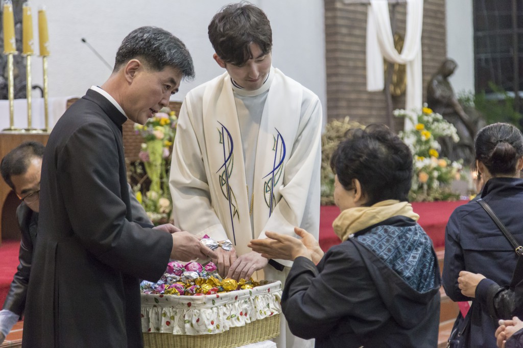 2017-04-15 22-30-05부활성야_중앙_015.jpg