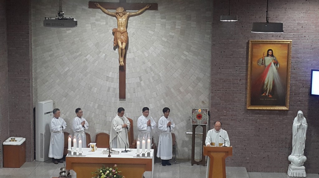 2017-04-13 20-15-08주님만찬성목요일_수정마을_001.jpg