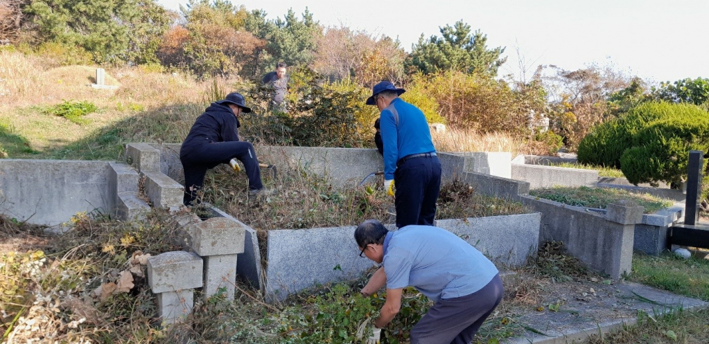 20231029석포성당아가페회위령의날맞이무연고묘지벌초001.jpg