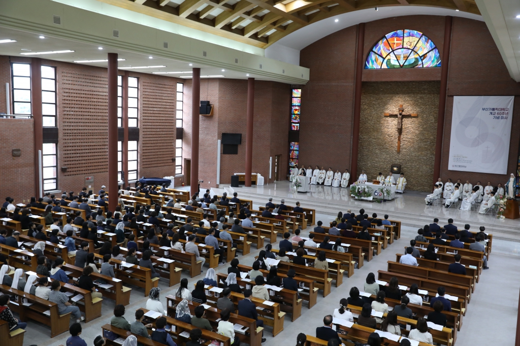 20241007부산가톨릭대학교개교60주년기념미사058.JPG