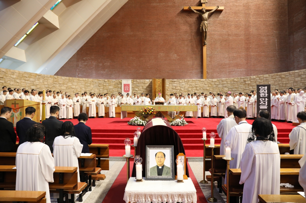 20241105김형수베드로신부장례미사057.JPG
