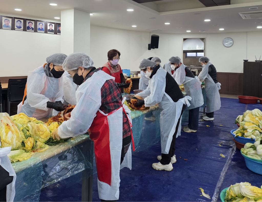 20251206초장성당김장나누기007.jpg