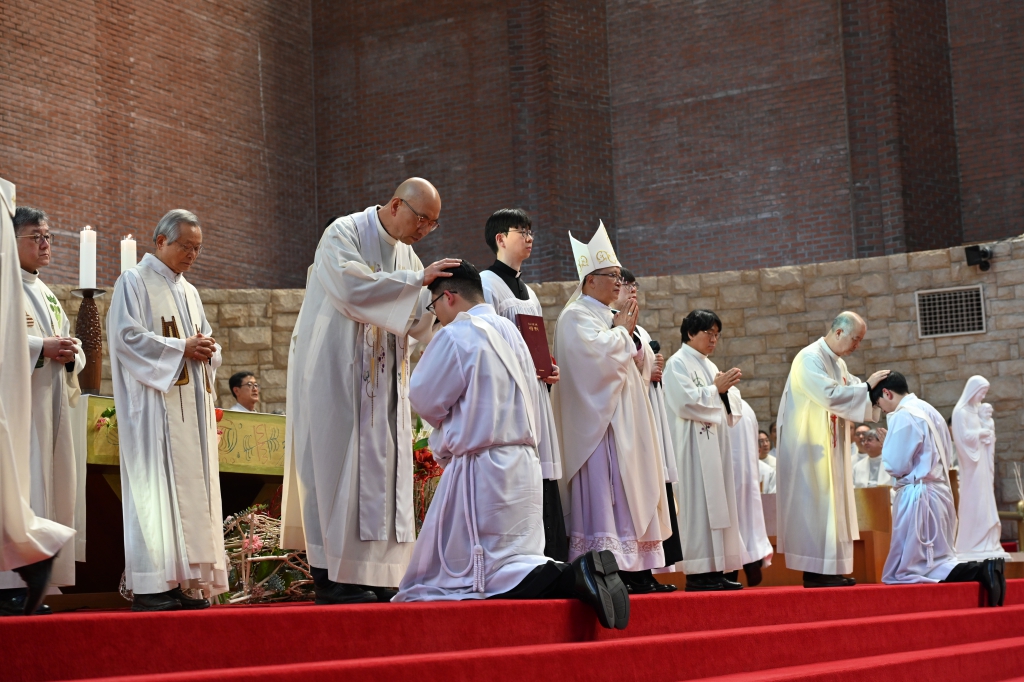 안수와 사제 서품기도.JPG