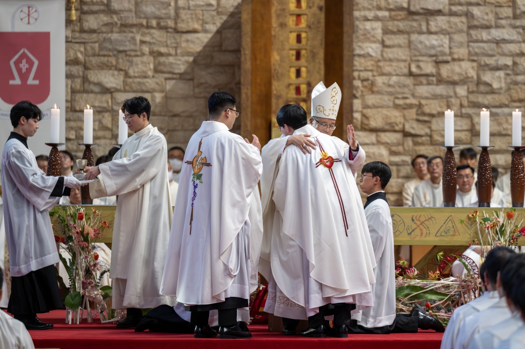 사제 평화의 인사.jpg