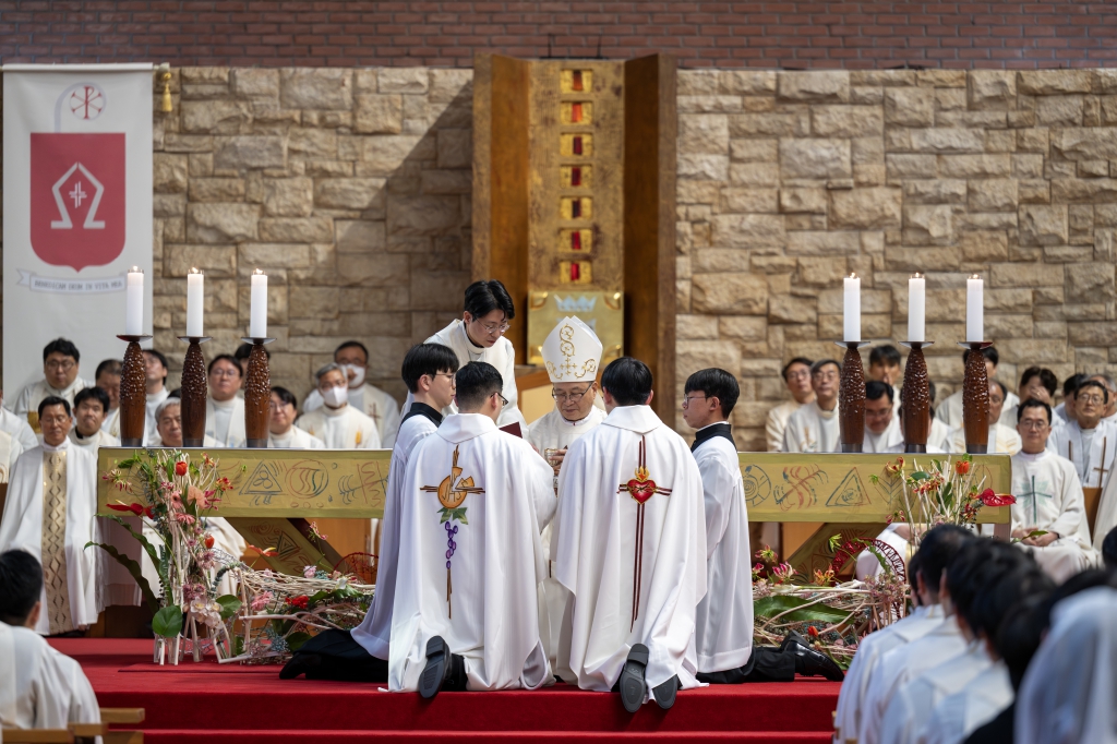 사제 빵과 포도주수여.jpg