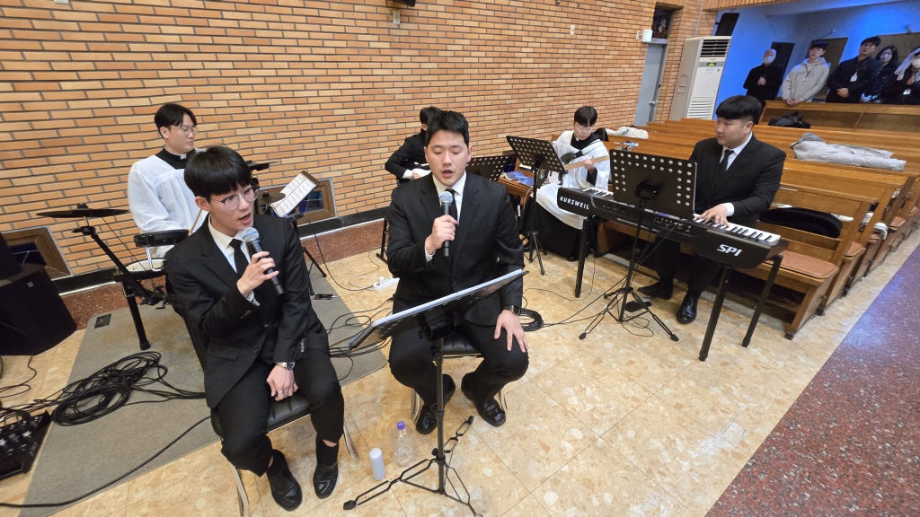 20250111부산교구신학생밴드거제동성당공연019.jpg