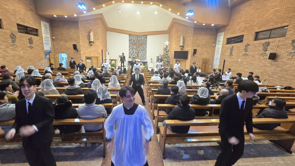 20250111부산교구신학생밴드거제동성당공연070.jpg