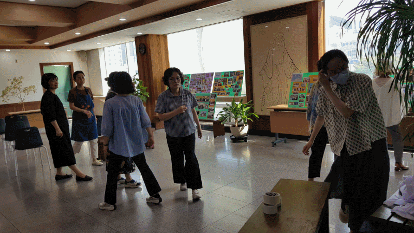 3층 전시장 배치작업.gif