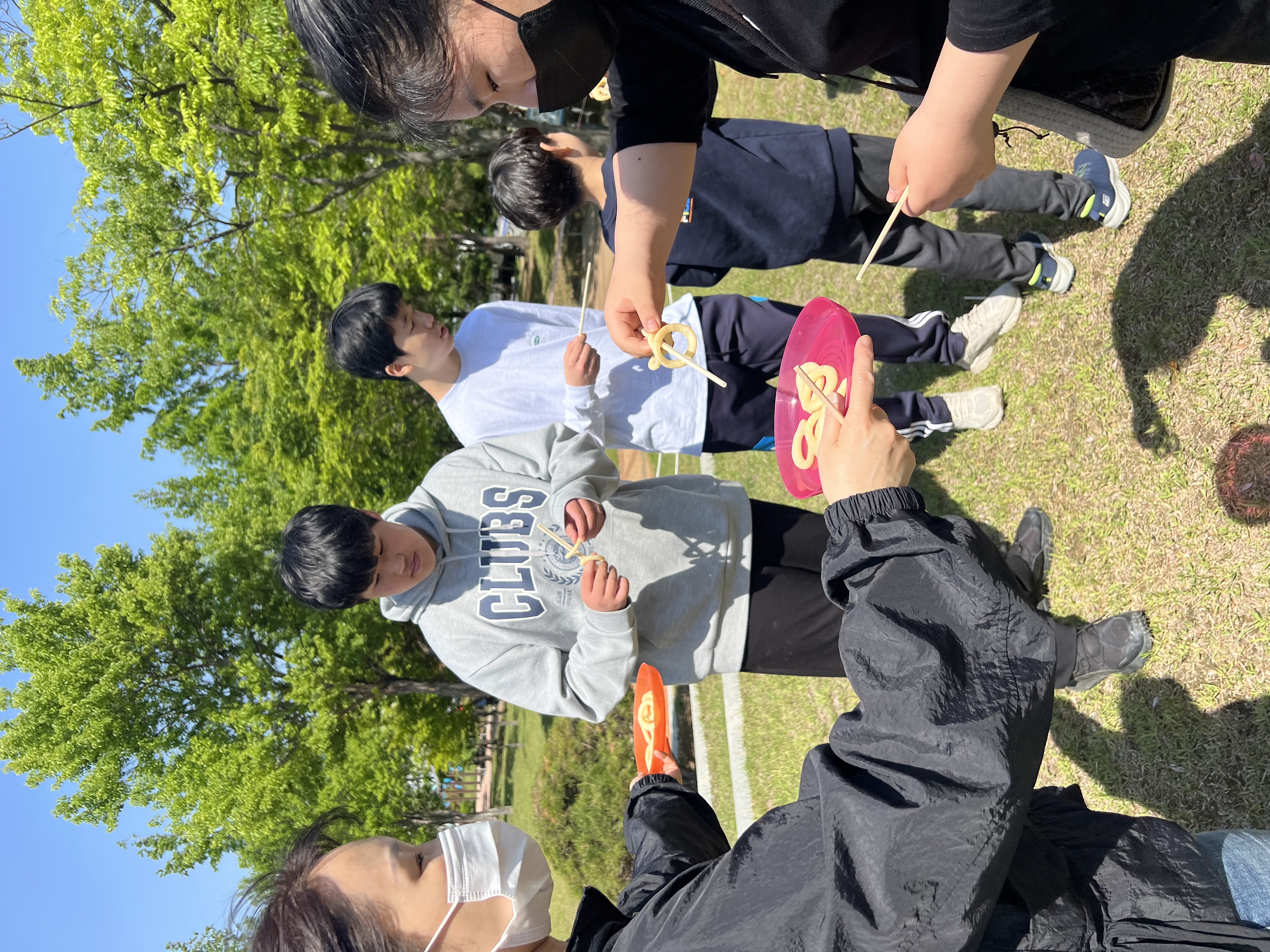 과자 이어 나르기 (1).jpg