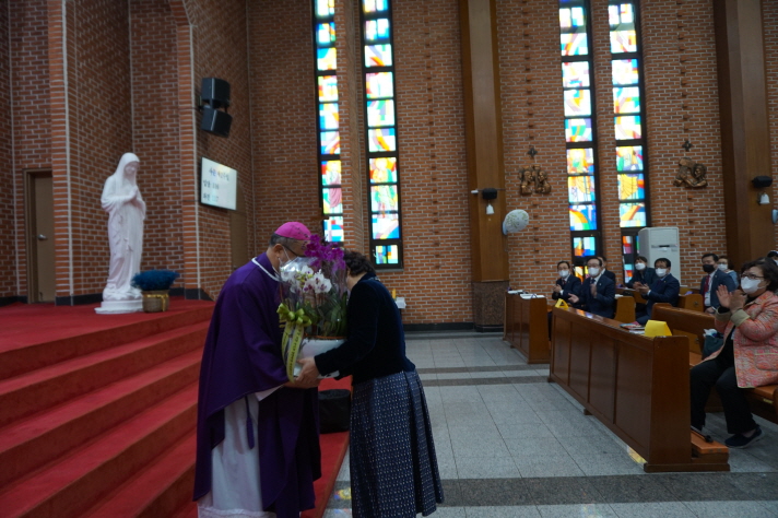 [꾸미기]손삼석 주교님 미사집전 꽃 전달식.JPG