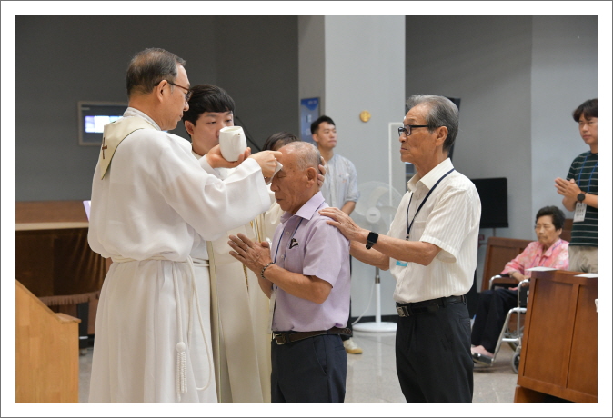 세례후기름바름예식 (4).JPG