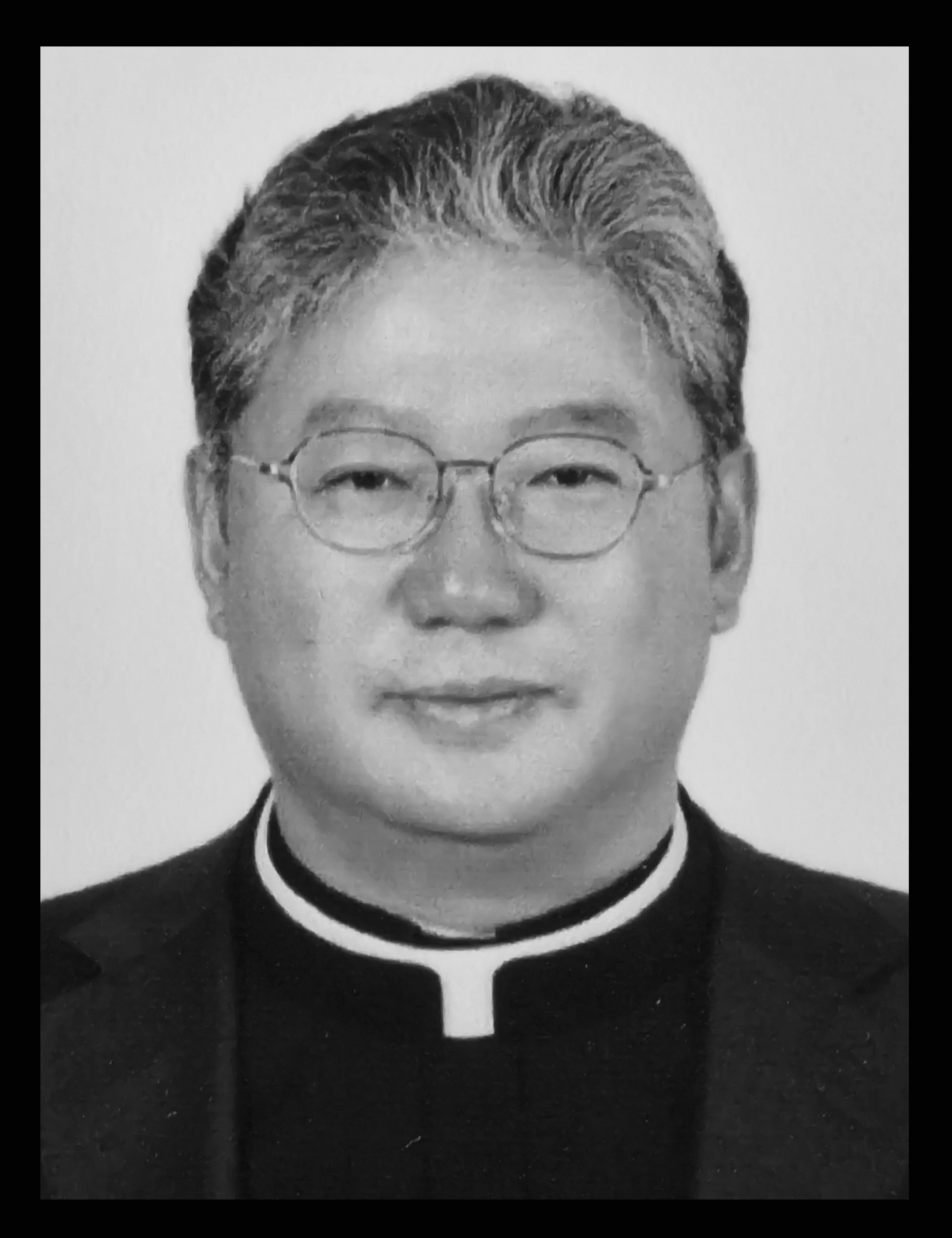 김성규신부님(흑백-검정테).jpg