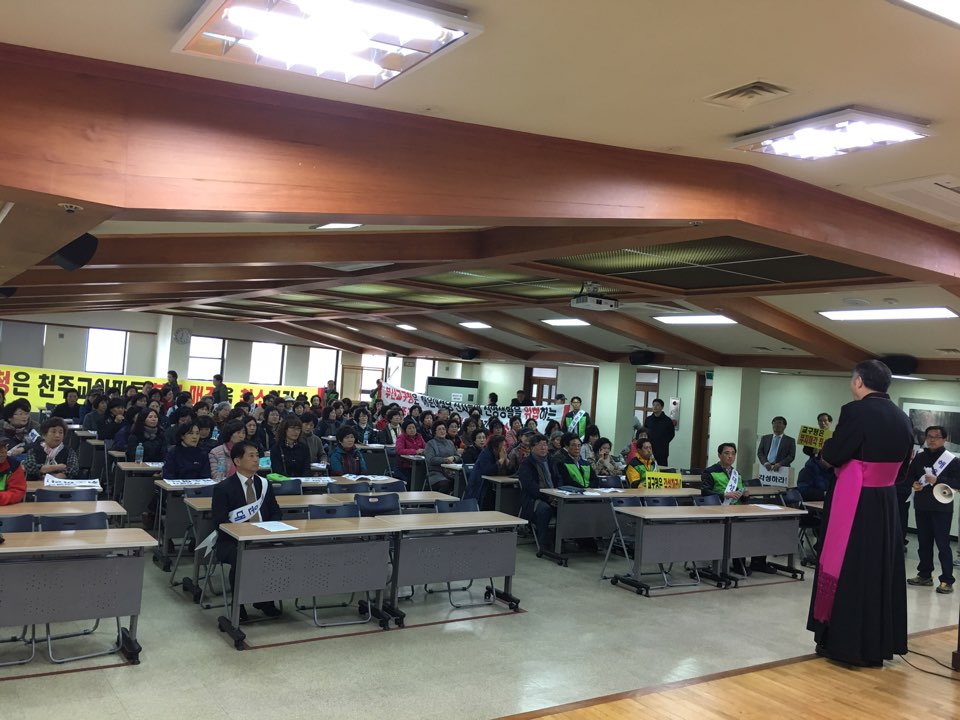 교구청 항의방문및 시위 (5).jpg