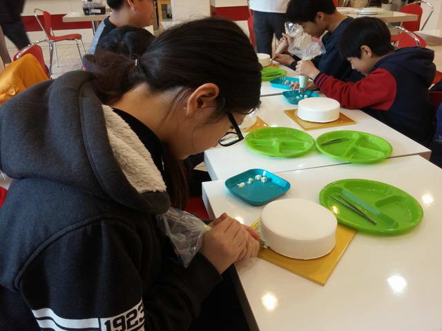 주일학교 겨울체험행사(나만의 케익만들기) (1)_resize.jpg