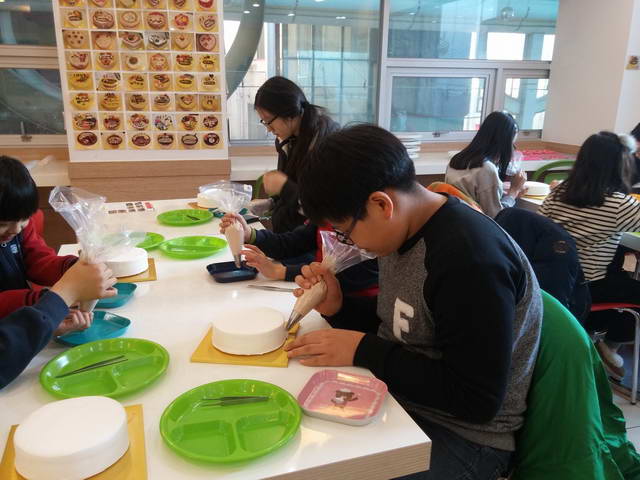 주일학교 겨울체험행사(나만의 케익만들기) (7)_resize.jpg