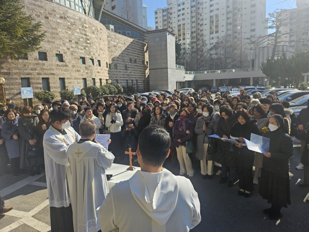 20250108우동성당십자가의길재개방축복식004.jpeg