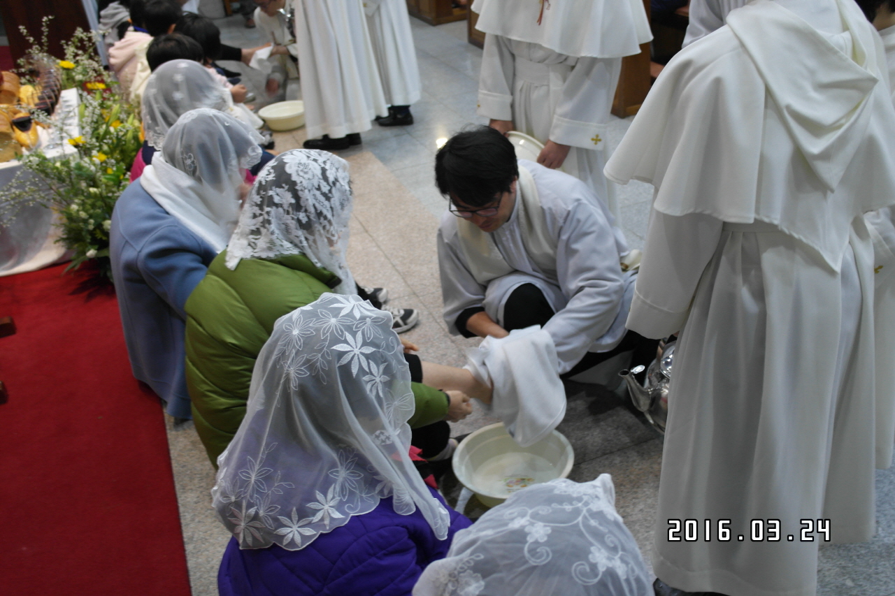 성목요일발씻김2.JPG