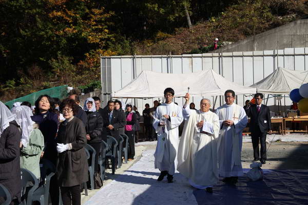 20111120두왕성베드로성당기공식056_resize.jpg